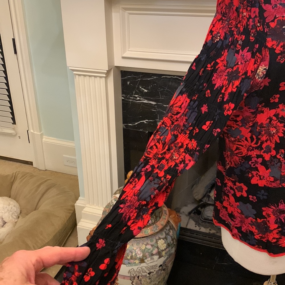NWT “Free People” red/blk trim smocked sleeve top - Picture 3 of 7